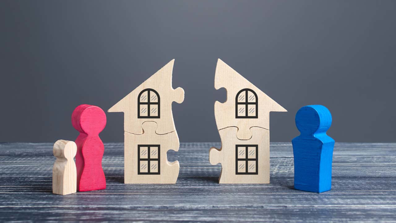 wem-gehoert-haus Stilisiertes Bild eines in der Mitte getrennten Hauses, auf der einen Seite steht Mutter mit Kin, auf der anderen der Vater